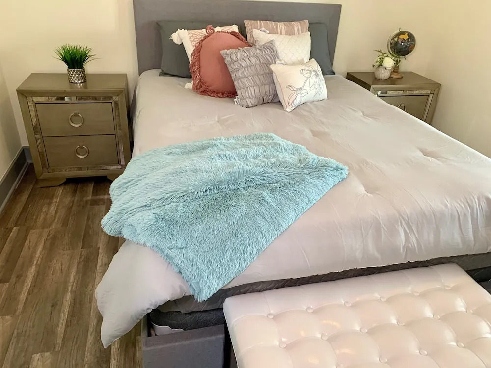 The Trotter Manor - With Private Yard & Parking, Near Falls & Casino by Niagara Hospital