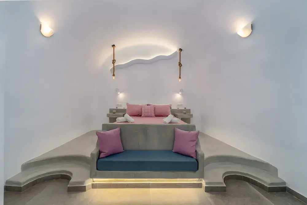 Fira-Cave-Sleeps 13-Parking-Pool-Pet Friendly