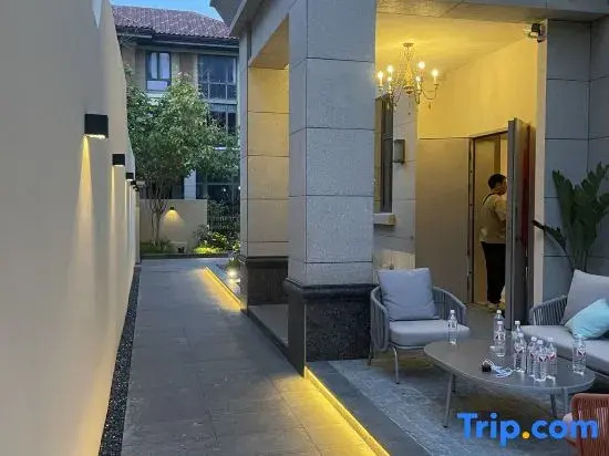Wind & Water Nautical Club | Poolside Holiday Villa (Golden Coast Luojia Temple Branch)