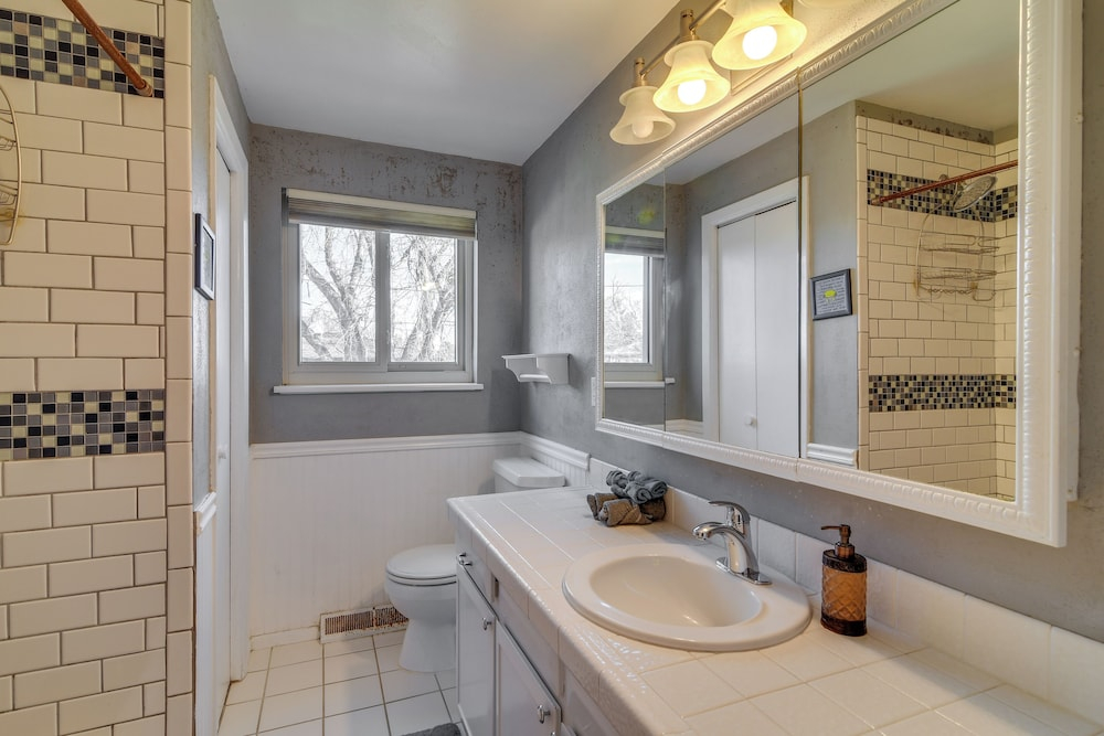 2 Mi to Olde Town! Pet-friendly Haven w/ Sunroom