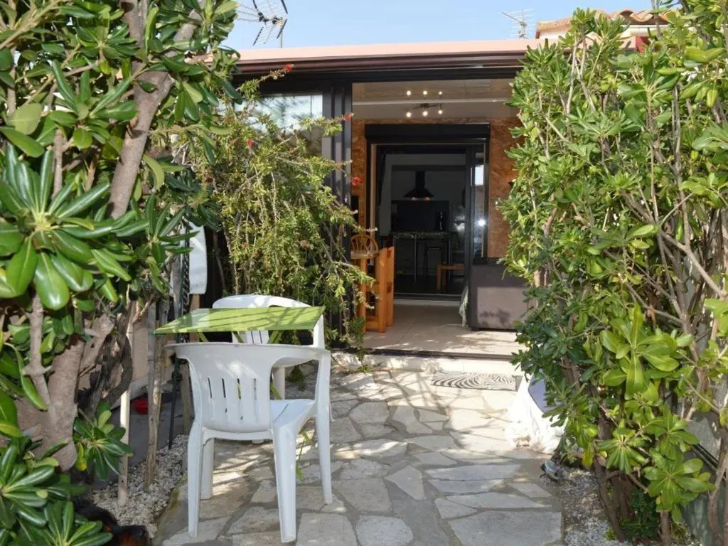 Maison climatisée 2 pièces/mez, 5 couchages, proche port et plage, parking, véranda, terrasse, animaux OK - FR-1-225D-110
