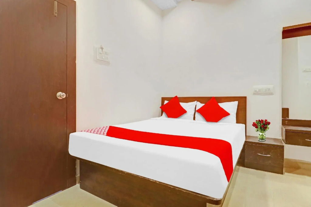 OYOFlagship 80467H Hotel R Square