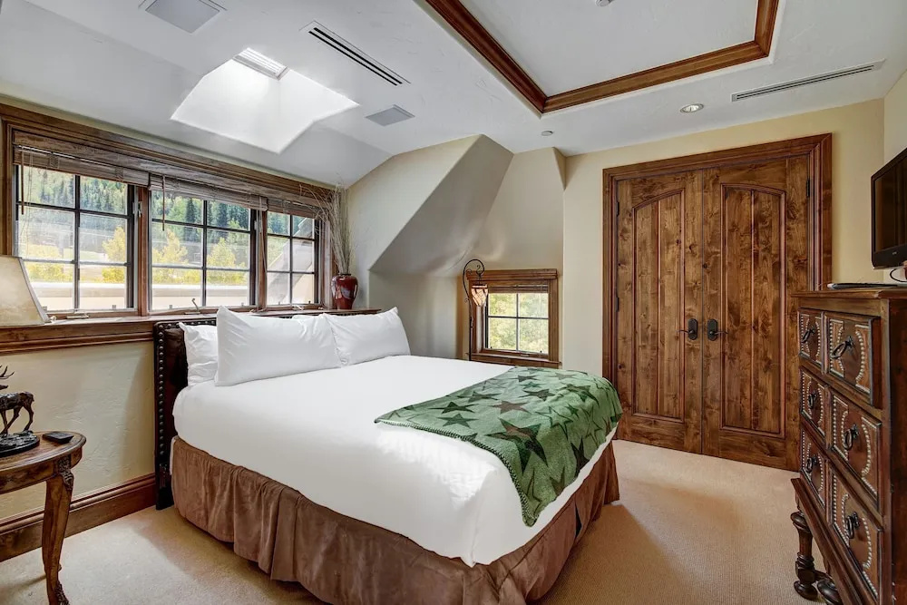 Golden Peak Luxury 4 BR Penthouse - Ski-in/out by RedAwning