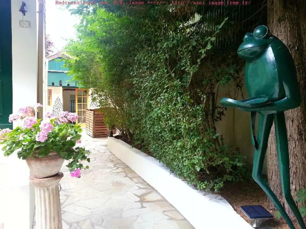 Studio avec jardin clos et wifi a Ville d'Avray a 1 km des pistes