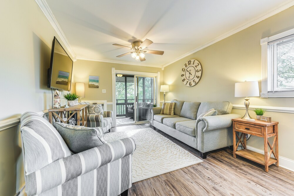 Walk to Ocean: Unit w/ 2 Balconies in Myrtle Beach