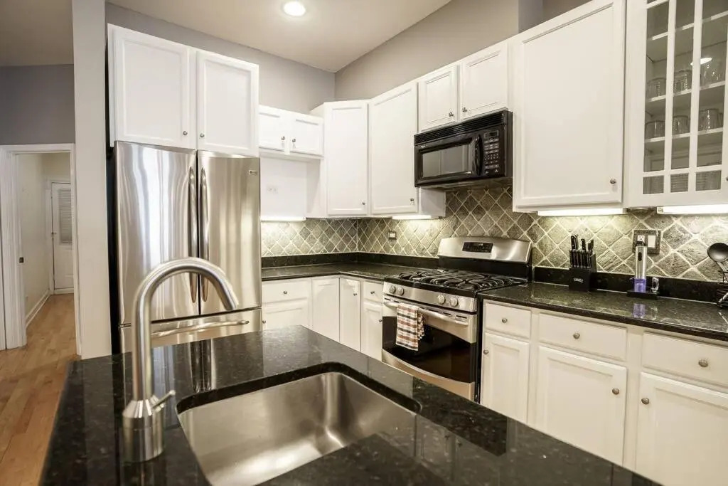 River North 3BR/2BA: HUGE, Parking, Center Chicago