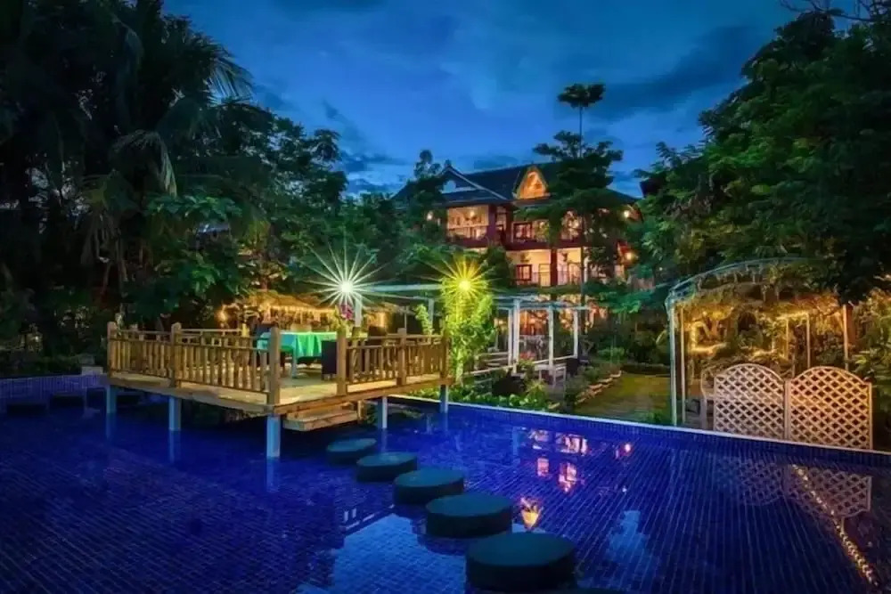 Floral Hotel Roaring Elephant