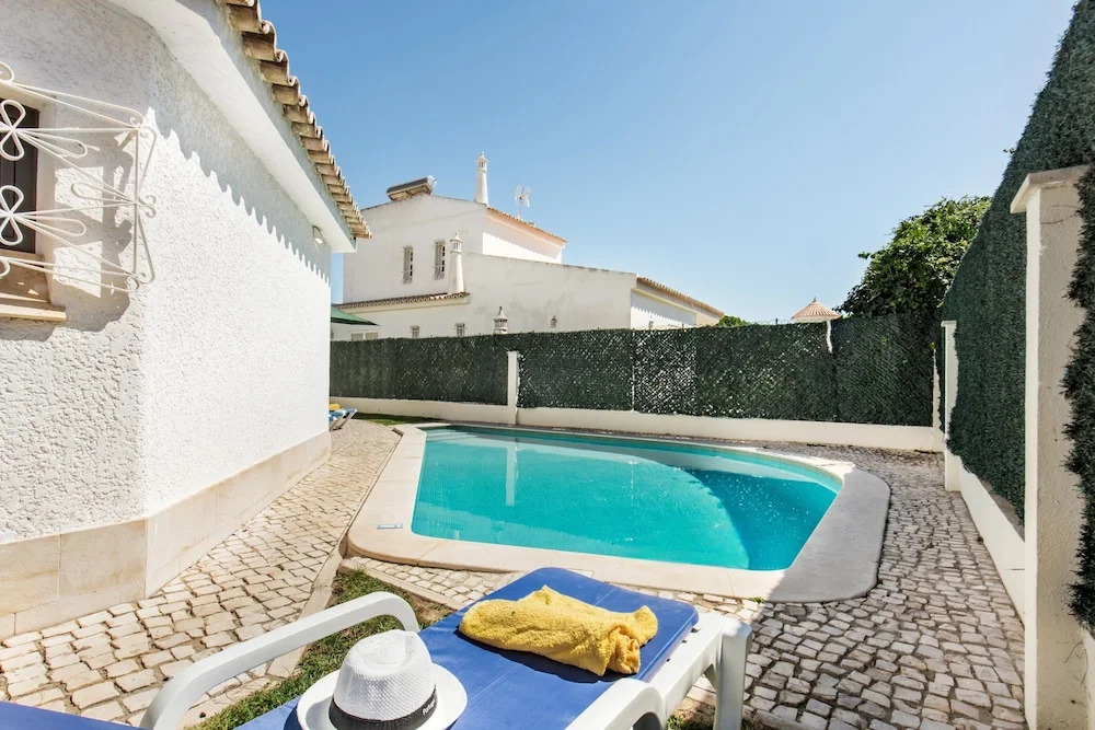 Residential cul-de-sac walking distance to centre, private pool, free AC wifi