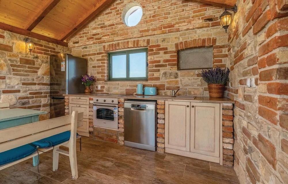 Amazing Home in Pasman With Wifi and 8 Bedrooms