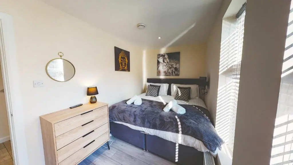 Spacious 4-bed house in Crewe by 53 Degrees Property, ideal for Contractors & Business, FREE parking - sleeps 7