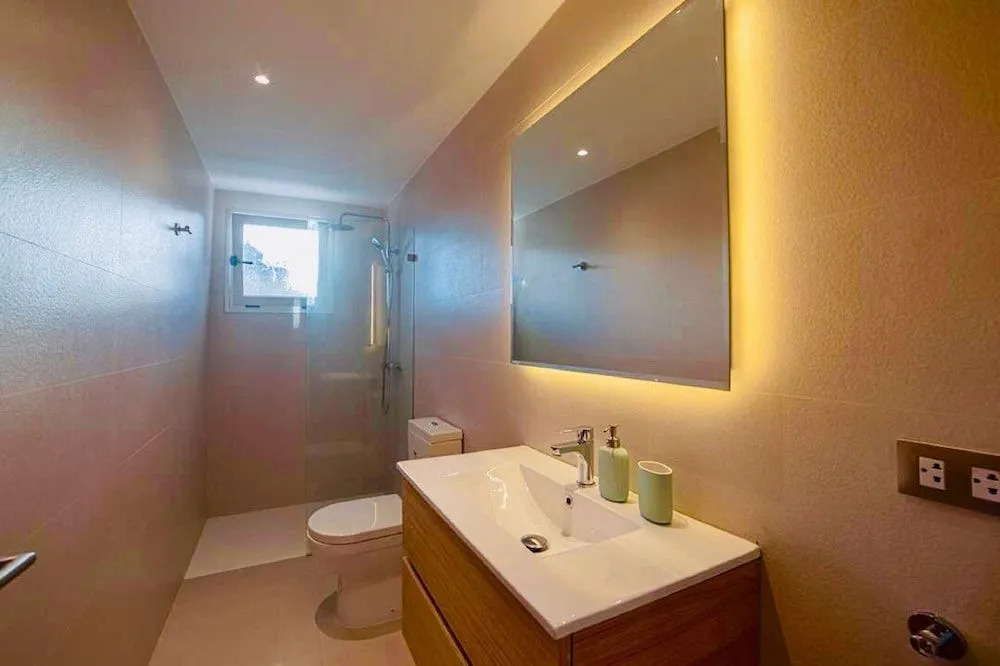 Luxurious Pent House Steps From The Beach. C4