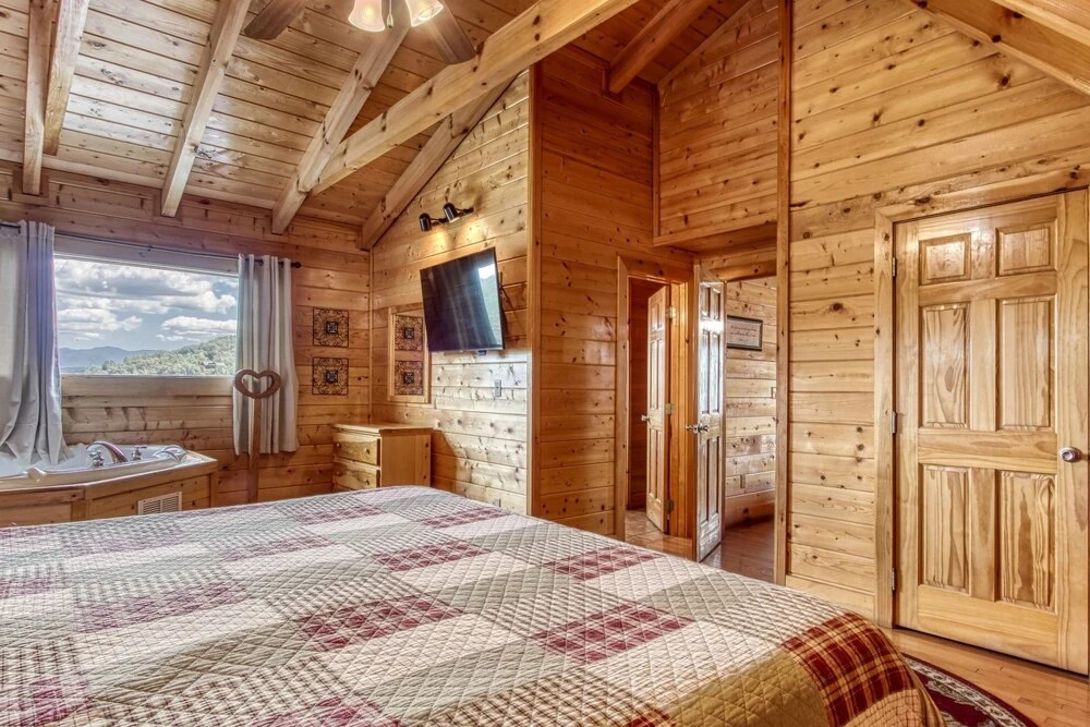 ERN864 - The Cedars - Great Location! Close To All The Action! cabin