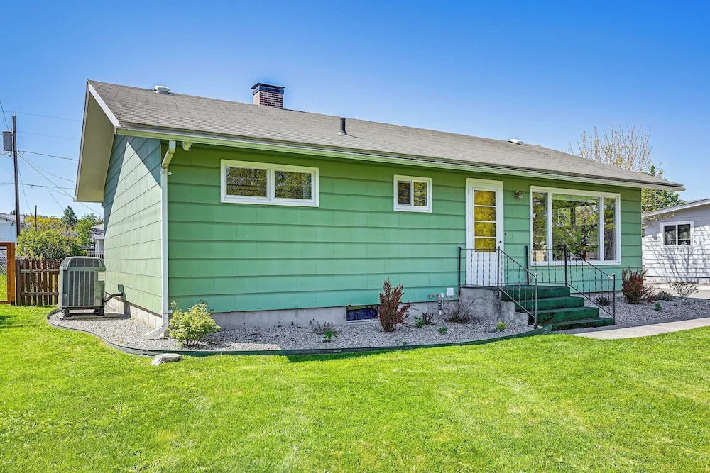 Walk to Flathead Lake: Airy Home w/ Mtn Views!