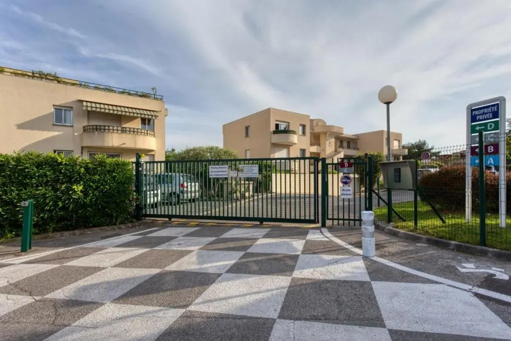 Furnished air-conditioned apartment with terrace sea view & swimming pool