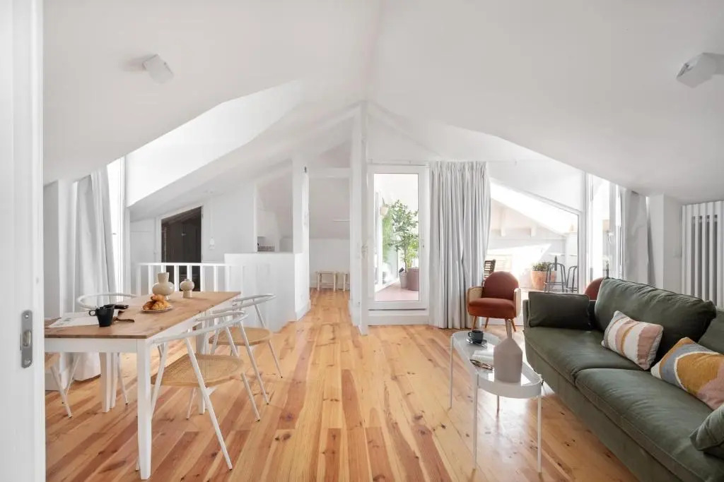 Spacious 6Bedroom House w/ Sunny Terrace in Lisbon