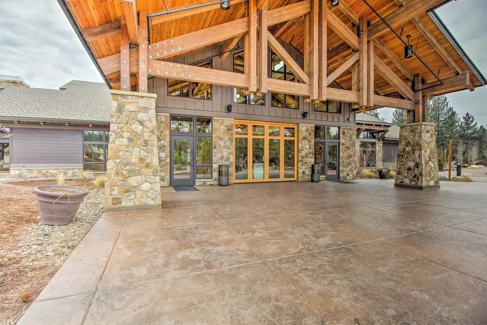 Hot Tub & Community Perks: Sunriver Retreat