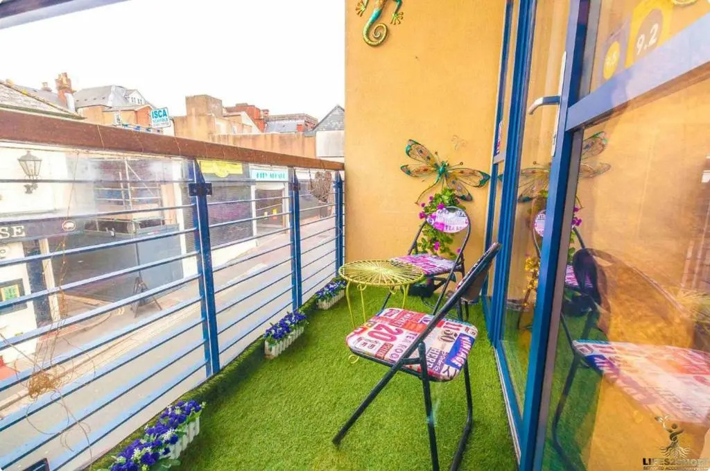 Smythen St, 2 bed apartment with balcony