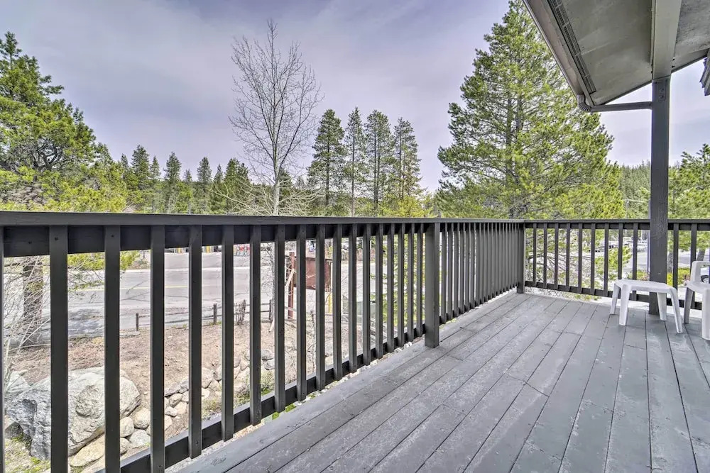 2 Mi to Donner Lake: Walkable Truckee Condo!