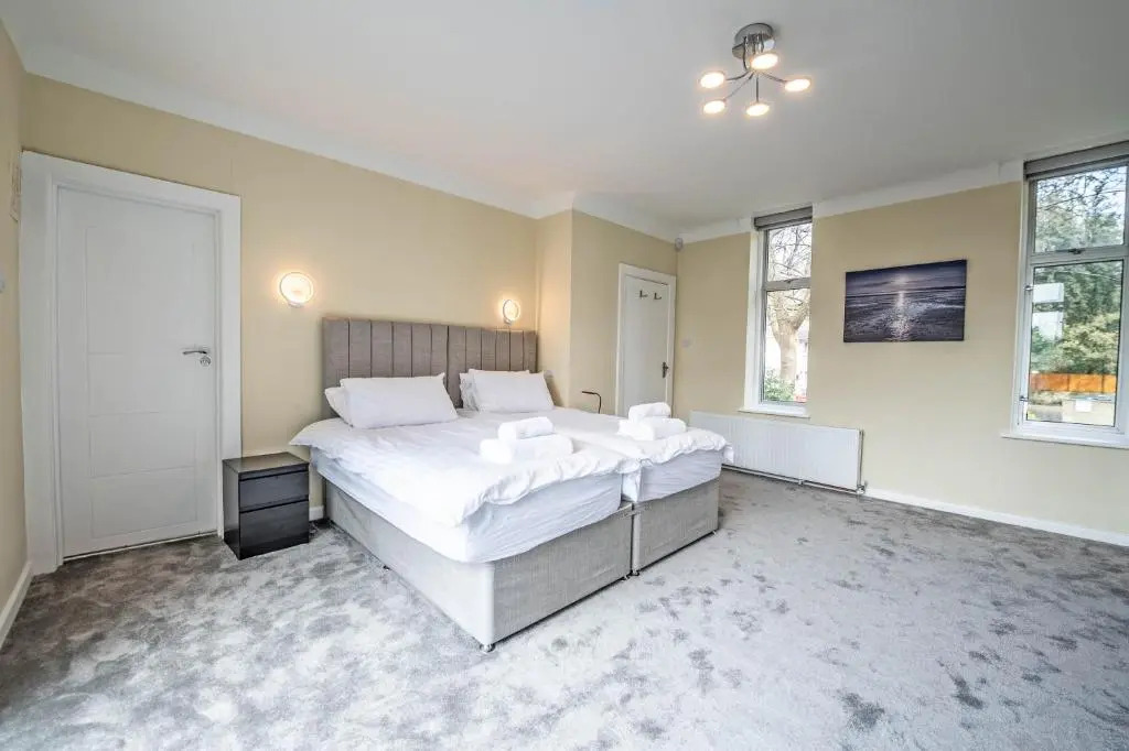 The Manor - Large Luxury home in Bournemouth - Sleeps 12+