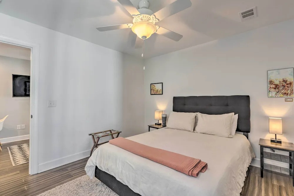 Updated Savannah Apartment - Walk to Forsyth Park!