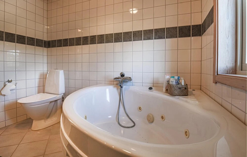 Nice Home in Strömstad With 4 Bedrooms and Wifi