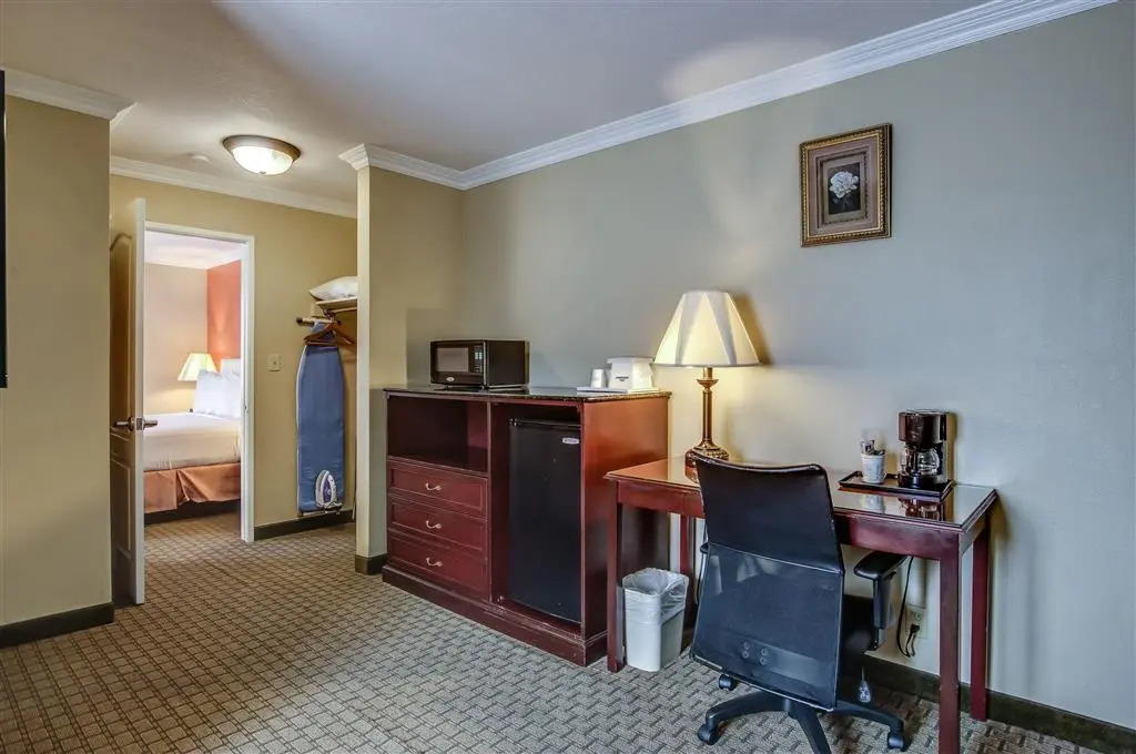 Howard Johnson Inn & Suites Reseda