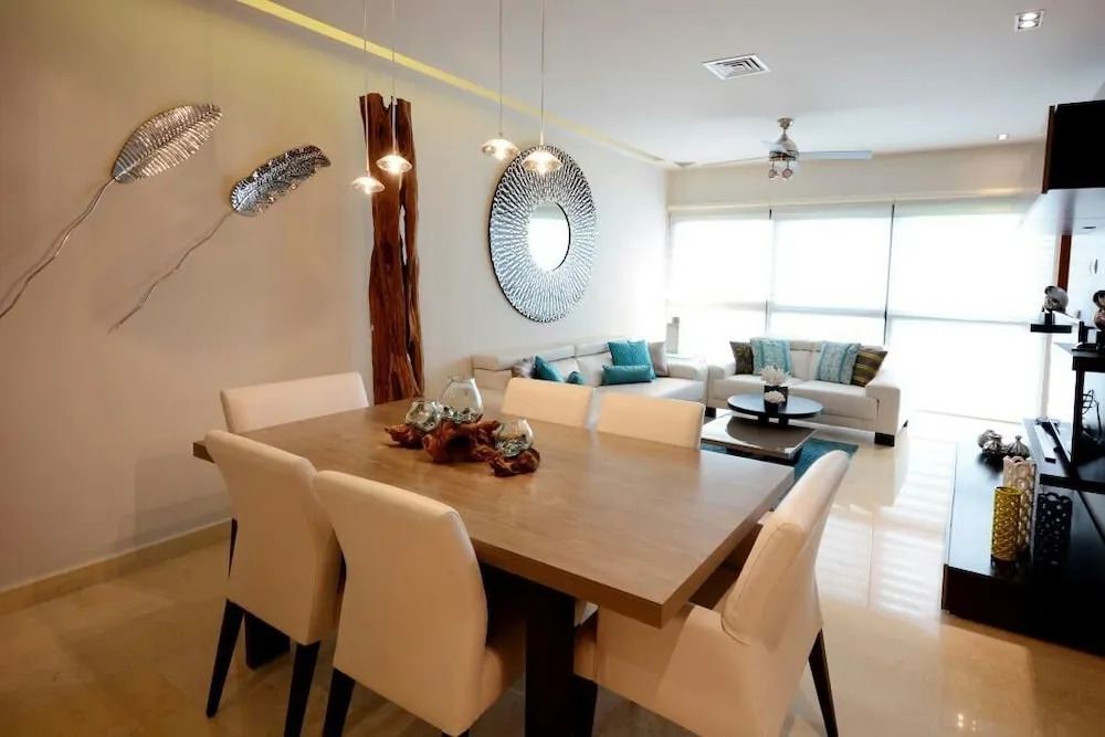 Luxurious & Central Condo In Playa Steps From The Beach
