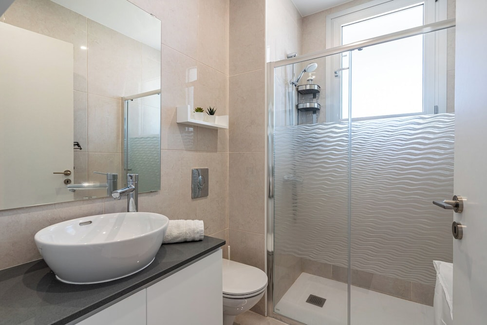 Lemon Tree 1-BR Apt & Pool in Livadia