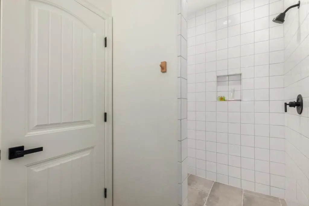 Luxurious 5 Bed 3 Bath with Resort Style Backyard, Heated Pool and Spa! by RedAwning