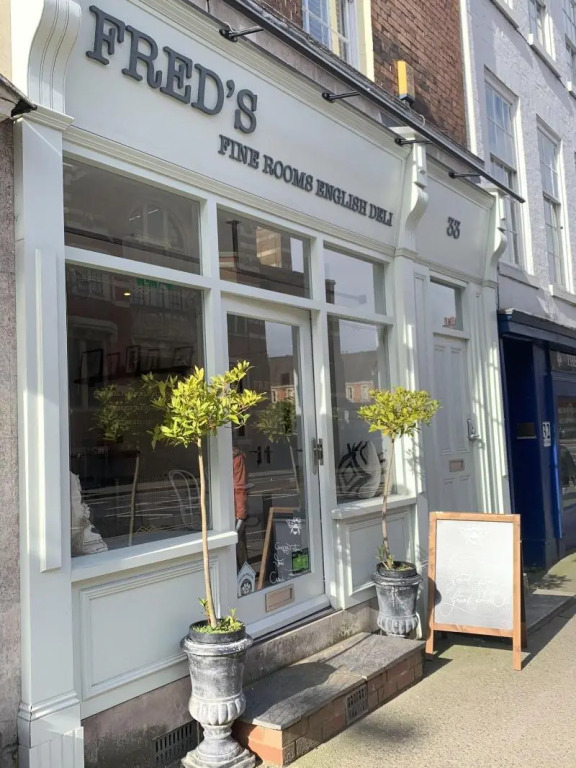 Upstairs at 33 - Self check in boutique accommodation in Worcester Centre