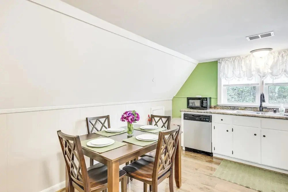 Aiken Apt w/ Garden-view Balcony: Half-mi to Dtwn