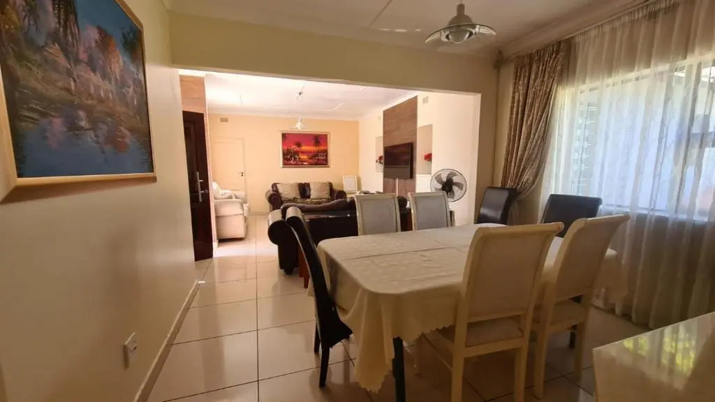4 bedroom guesthouse in Glenhazel with pool