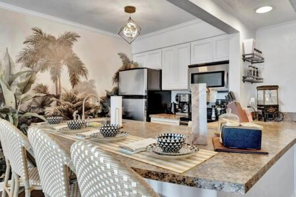 The Hemingway 2bd Tropical Elegance on the Water