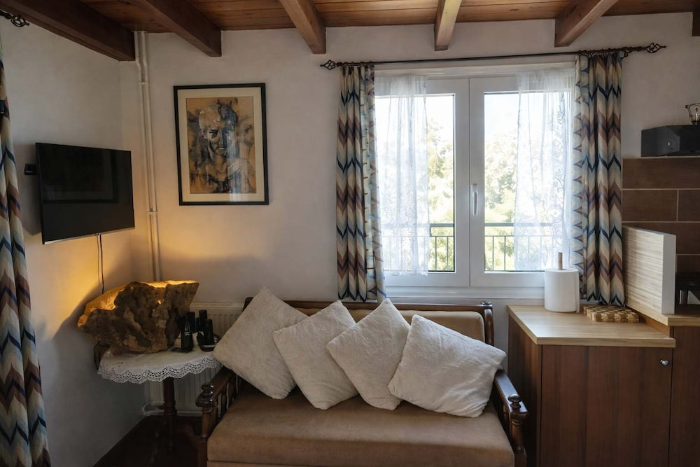 Quiet Two-level Mountain Villa Dorothy Polydrosos