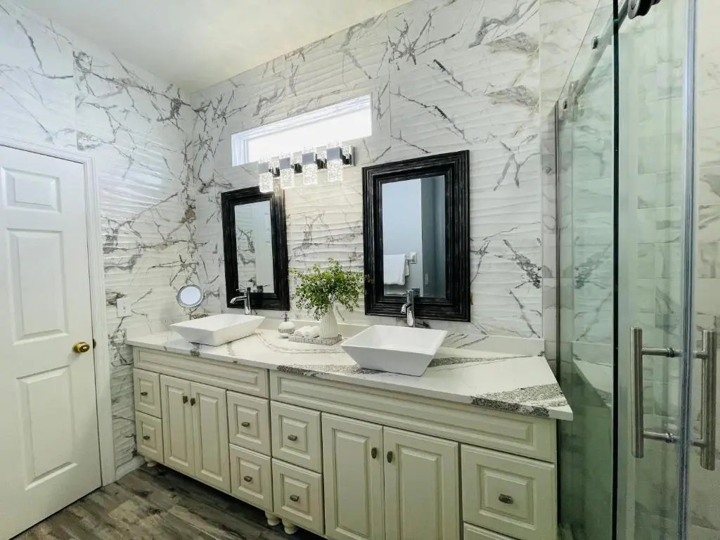Paradise Heated Pool Home Near IMG and Siesta Key Beach