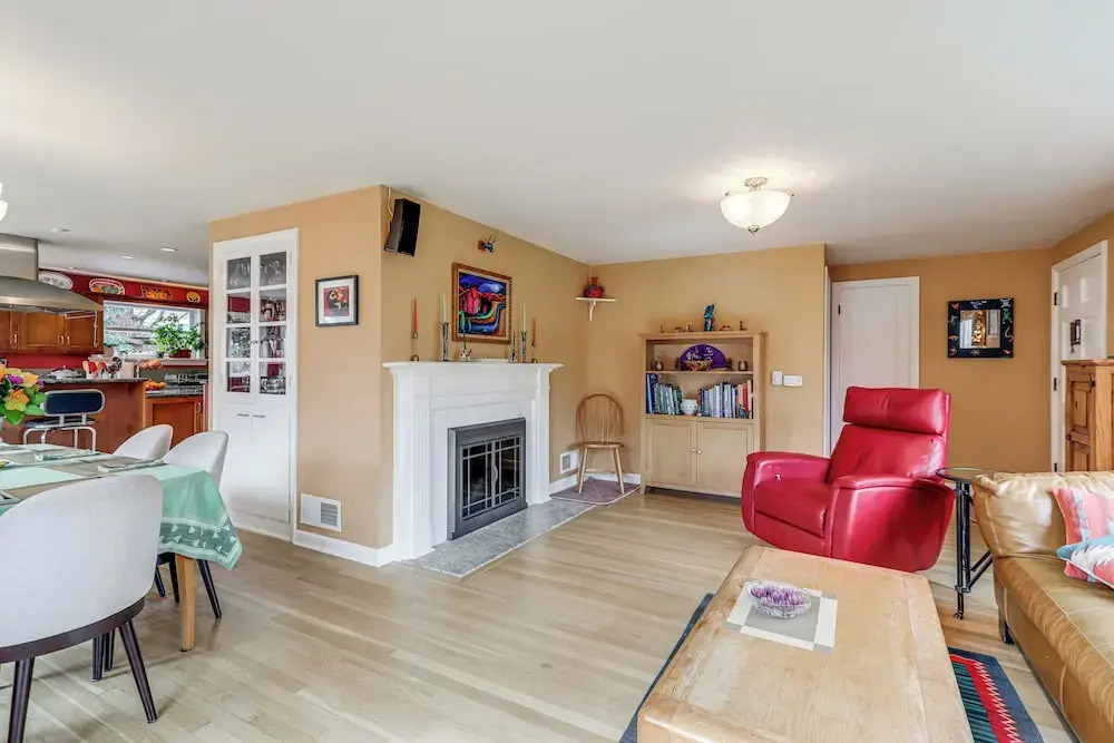 6 Mi to Dtwn Seattle: Walkable Home w/ Hot Tub