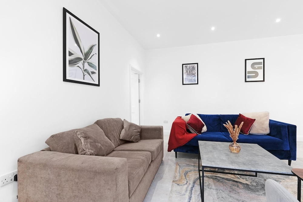 Modern 4 Bedroom Apartment in London with Parking + Garden