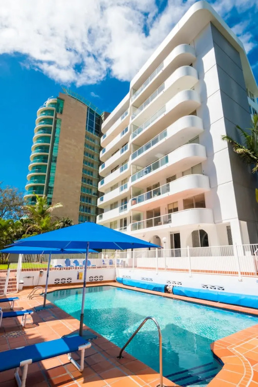 Private G/F 1 bedroom Carlton Apartment Cross the Road to Beach