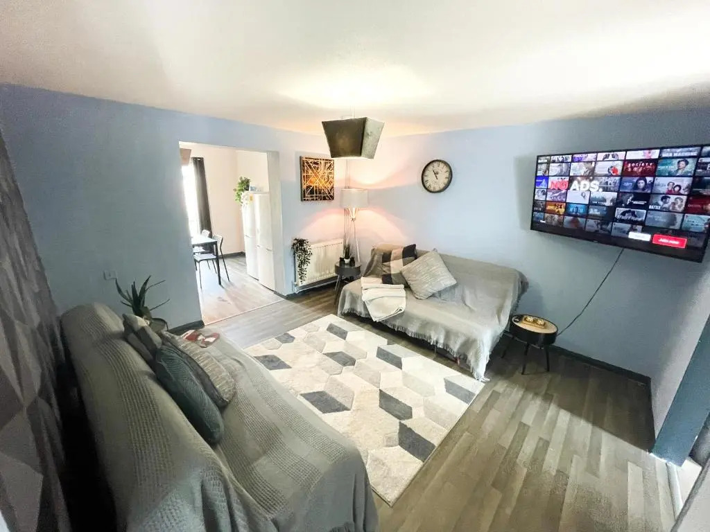 Canterbury Modern 6 Bedroom House with Hot Tub