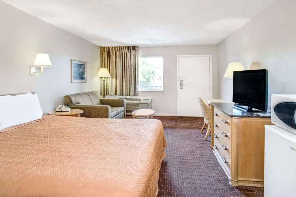 Super 8 by Wyndham Kissimmee