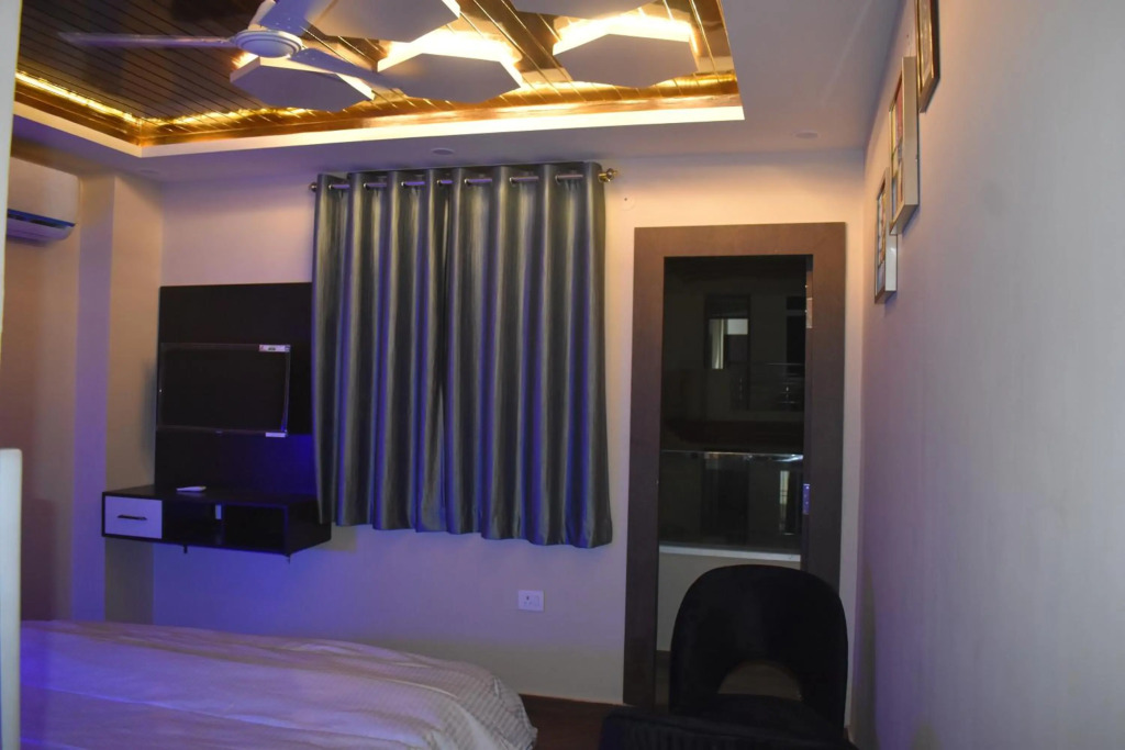 Hotel Violett Doors