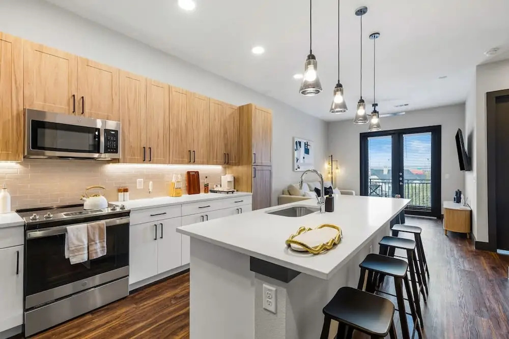 12 Min to Downtown Pool Balcony Free Parking
