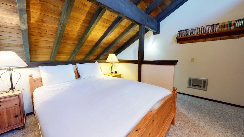 La Vista Blanc 44 Cozy Mountain Home with Fireplace, Close to Meadow and Creek by RedAwning