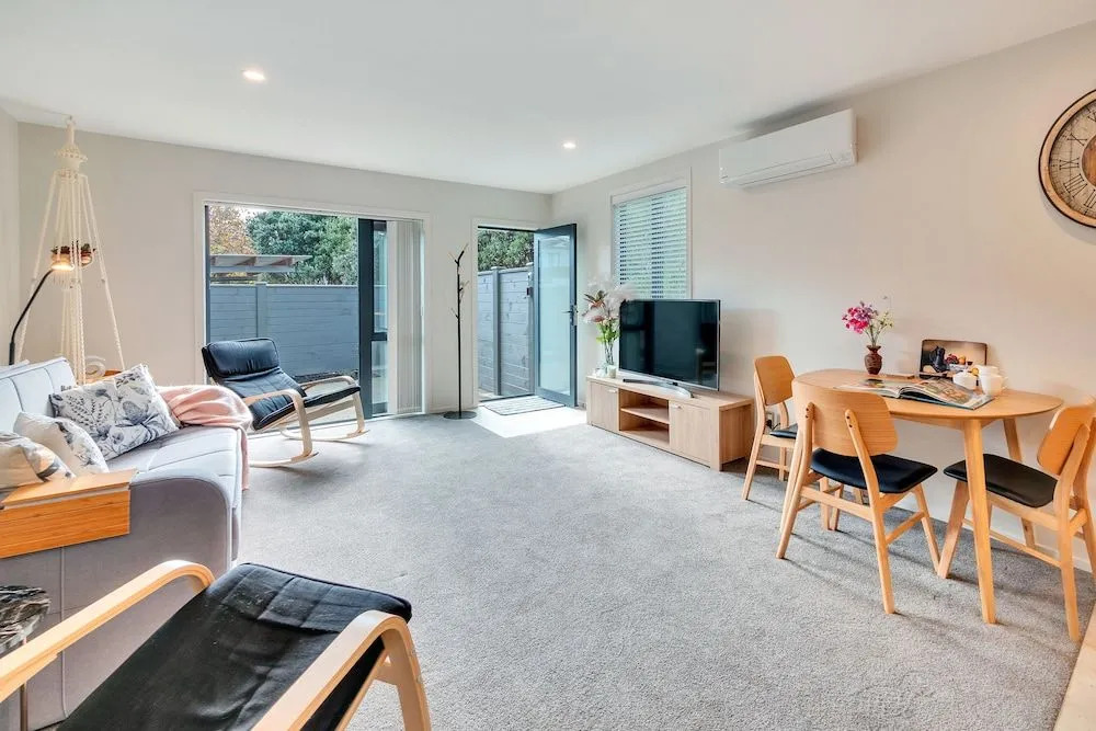 Beautifully Styled 2BR w 2 Carparks & Aircon