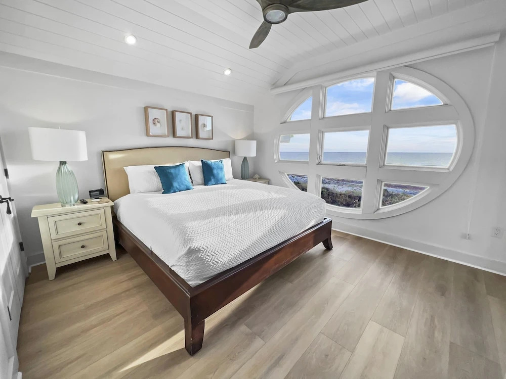 Views From Above 3 Bedroom Condo by RedAwning