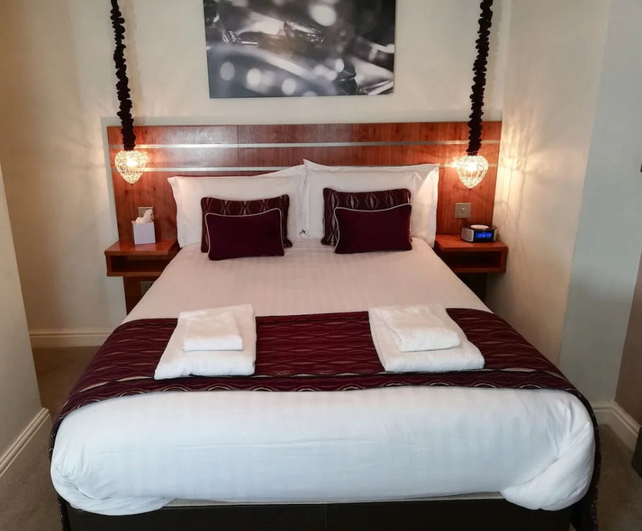 Rooms at the Apple Pie