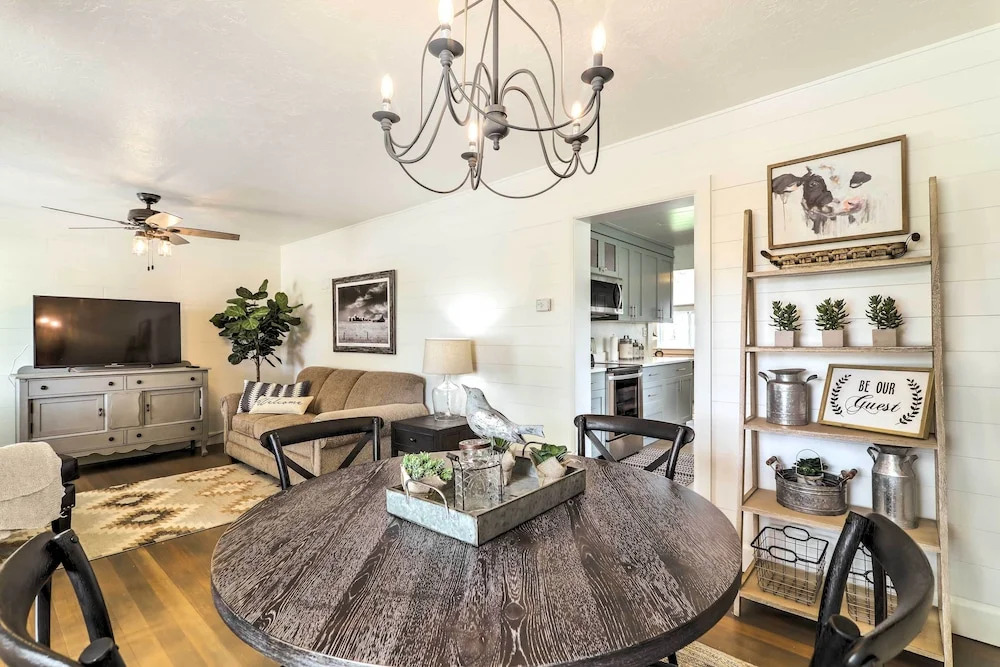 Cozy Farmhouse-style Cottage by Mighty 5 Ntl Parks