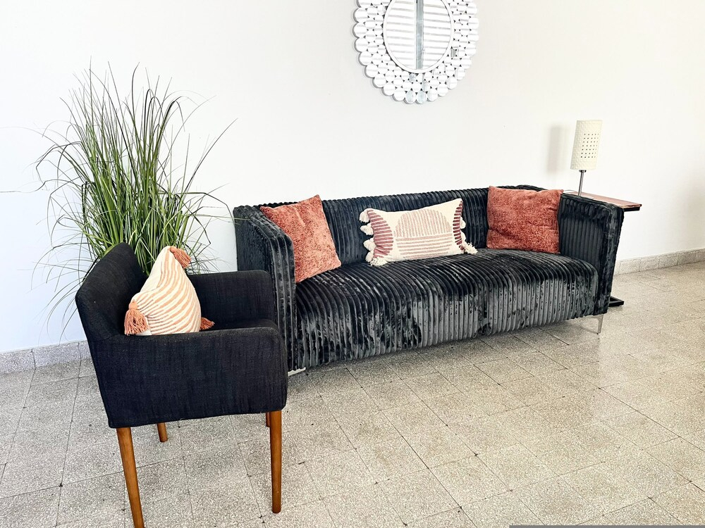 3BR 2BA Balconies Hip Lo za Beach Caf s