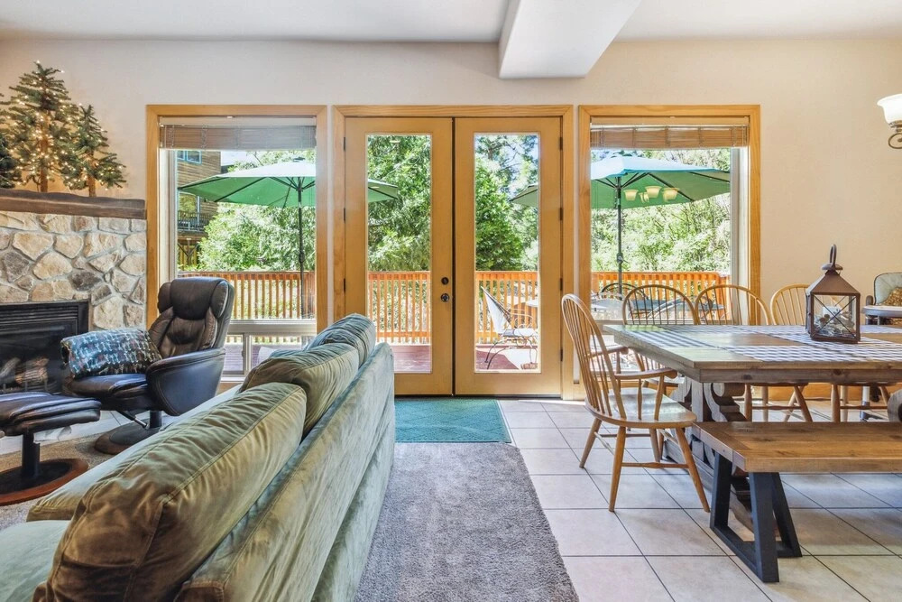 Spacious 4br/3ba. Continuous hot Water Tank! 4 Bedroom Home by Redawning