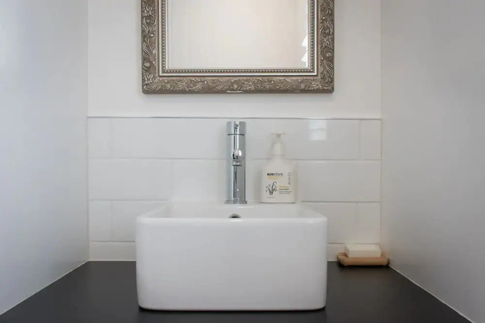 Stylish 2 Bed Art Deco Apartment
